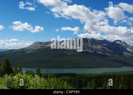 Due in basso Lago di medicina, foreste e montagne rocciose, il Glacier National Park Montana Foto Stock