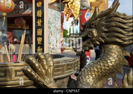 Il vecchio drago di ottone bruciatore di incenso Foto Stock