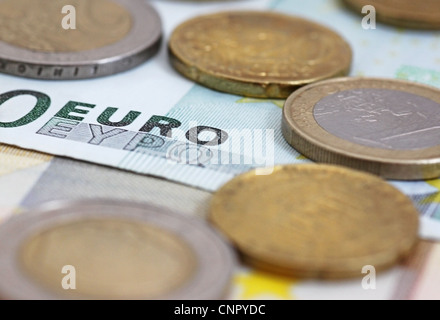 Close up della parola euro su un centinaio di banconote in euro Foto Stock