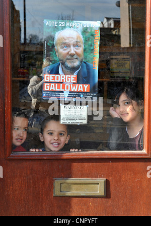 Giovani bambini asiatici in una vetrina in Bradford West circoscrizione a Bradford, West Yorkshire. Foto Stock