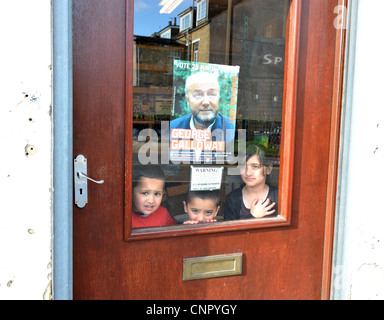 Giovani bambini asiatici in una vetrina in Bradford West circoscrizione a Bradford, West Yorkshire. Foto Stock