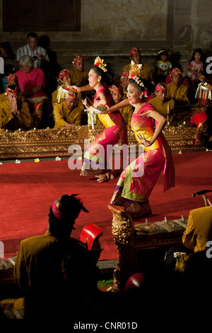Il legong dance è uno di Ubud e migliori prestazioni. In un display affascinante di grazia, il ritmo e la bellezza degli innocenti. Foto Stock