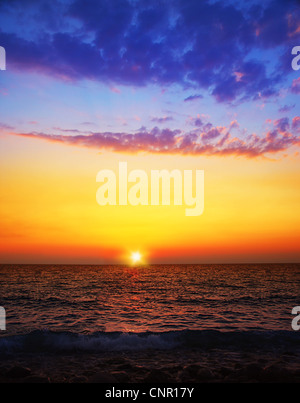 Bel tramonto sulla spiaggia, seascape con acqua calma Foto Stock