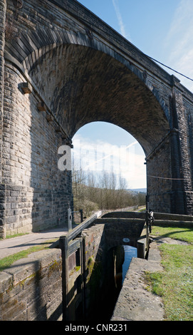 L Huddersfield Canal e il viadotto ferroviario, Uppermill, Saddleworth, Oldham distretto, Greater Manchester, Inghilterra, Regno Unito Foto Stock