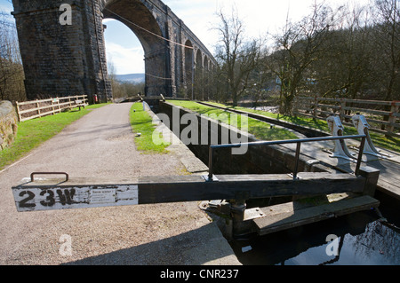 L Huddersfield Canal e il viadotto ferroviario, Uppermill, Saddleworth, Oldham distretto, Greater Manchester, Inghilterra, Regno Unito Foto Stock