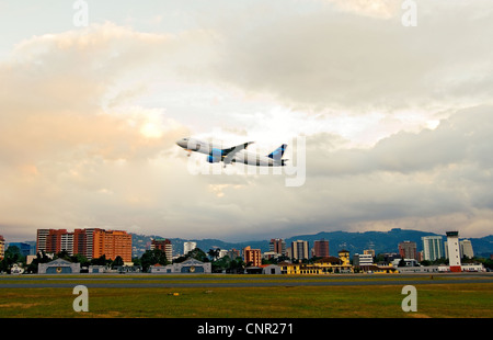 L'aereo decolla da La Aurora Airport Foto Stock