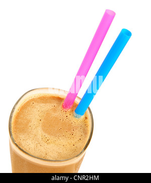 Caffè freddo bere con cannucce colorate isolate su bokeh di fondo azzurro sfondo rosa Foto Stock