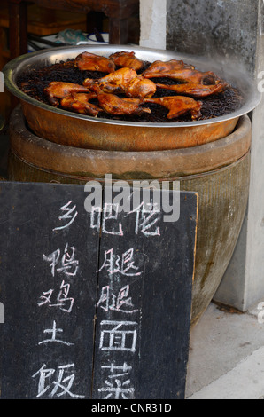Segno bordo per cibo di strada di pollo caldo in vendita in hongcun borgo della provincia di Anhui cina Foto Stock