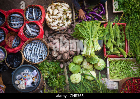 Ogni mattina la frutta e la verdura i venditori si radunano in Ubud, Bali e il mercato pubblico situato sulla strada principale di Jalan Raya. Foto Stock