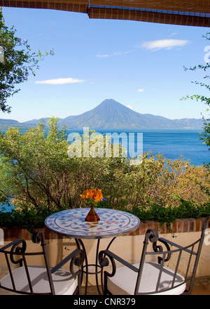 Vista dalla villa a Casa Palopo Hotel, sulle rive del lago Atitlan, con San Pedro vulcano sullo sfondo. Foto Stock