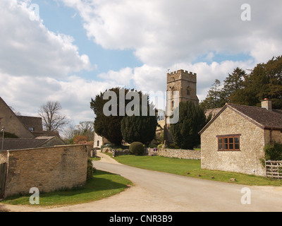 Villaggio Hampnet Gloucestershire che mostra la chiesa di San Giorgio Foto Stock