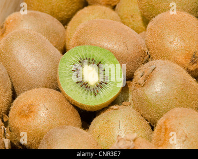 Impilati kiwi, uno tagliate a metà, REGNO UNITO Foto Stock