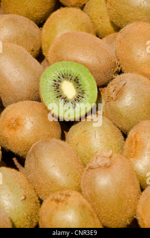 Impilati kiwi, uno tagliate a metà, REGNO UNITO Foto Stock