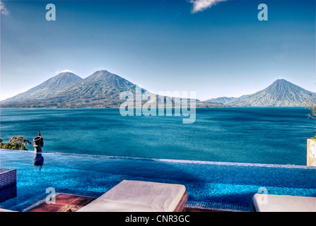 Vista del lago Atitlan e Atitlan, Toliman e San Pedro vulcani dalla villa a Casa Palopo. Foto Stock