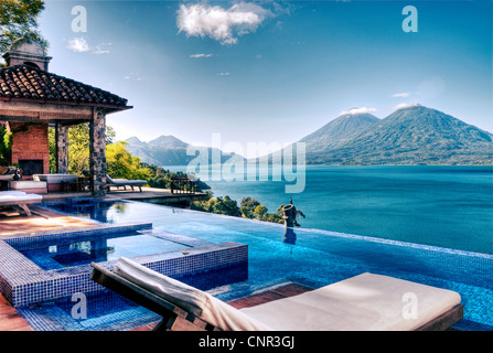 Vista del lago Atitlan e Atitlan e Toliman vulcani da la villa con piscina a Casa Palopo. Foto Stock