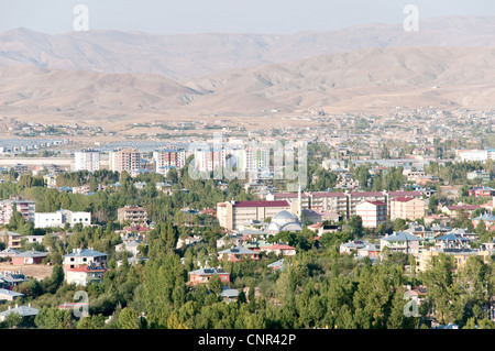 La città curda a maggioranza di Van visto dall'antica cittadella, vicino al lago Van, nella regione orientale dell'Anatolia, nella Turchia sudorientale. Foto Stock