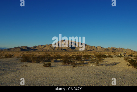 Serata nel cuore del Deserto della California vicino autostrada attraversando 62/177 Foto Stock