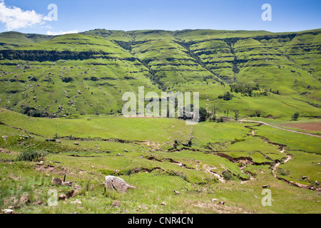 Naude's Nek Pass, la più alta strada pubblica passano in Sud Africa oltre le montagne Drakensberg, Capo orientale, Sud Africa Foto Stock