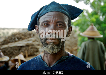 Un ritratto di un uomo nella contea di Dogon del Mali. Foto Stock