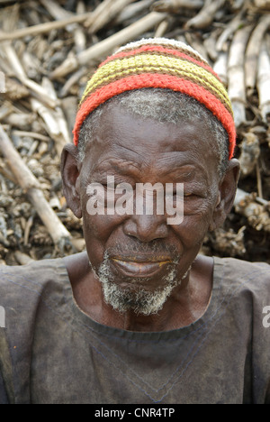 Ritratto di un uomo più anziano nella contea di Dogon del Mali. Foto Stock