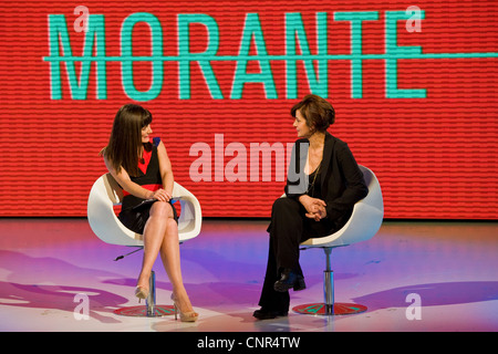 Trasmissione televisiva "Quelli che il calcio". RAI 2. Milano 2012. Victoria Cabello e Laura Morante Foto Stock