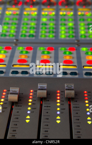 Guardando verso il basso in corrispondenza di una musica professionale console di mixaggio illuminato, close up