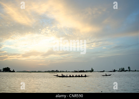 Piroghe sul fiume in Mopti, Mali. Foto Stock