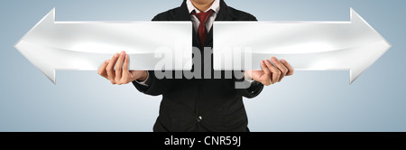 Mani tenendo premuto freccia bianca segno (percorso nel lato) Foto Stock