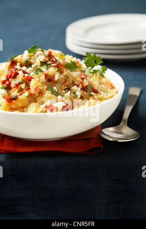 Purè di patate con pomodori secchi, formaggio di capra ed erbe aromatiche Foto Stock