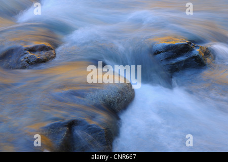 Acqua e rocce, Fluela Pass, Susch del Cantone dei Grigioni, Svizzera Foto Stock