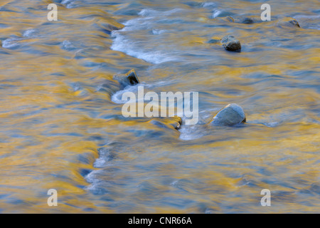 Acqua e rocce, Fluela Pass, Susch del Cantone dei Grigioni, Svizzera Foto Stock