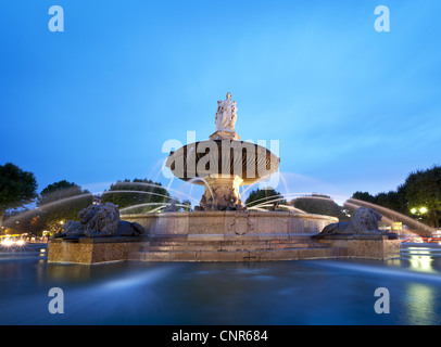 Nightshot di La Rotonde fontana - la rotatoria centrale in Aix-en-Provence, Francia. Foto Stock
