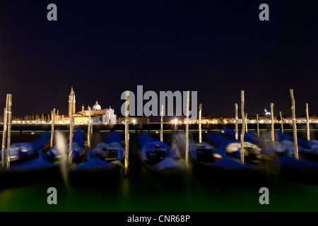 Gondole ancorate sul Canal Grande a Venezia - una lunga esposizione night shot con movimento sfocati gondole (toni di colore immagine) Foto Stock