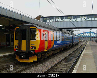 Recentemente reliveried East Midlands treni 156 di classe n. 156414 a Peterborough. Foto Stock