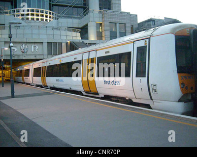 Southeastern treni 375/7 classe n. 375701 "Kent Air Ambulance Explorer' a Londra Charing Cross. Foto Stock