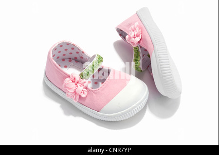 Una coppia di rosa scarpe da bambino Foto Stock