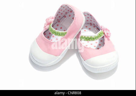 Una coppia di rosa scarpe da bambino Foto Stock