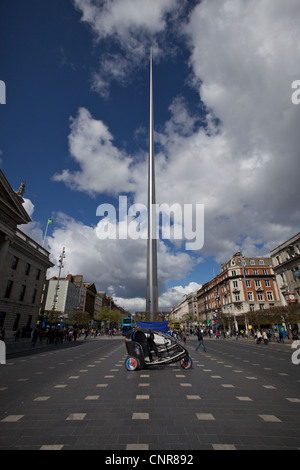 Un monumento di luce o Guglia di Dublino che si trova su O'Connel Street nel centro della citta'. Foto Stock