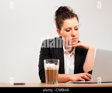 Ritratto di un giovane professionista occupato con il lavoro di ufficio Foto Stock