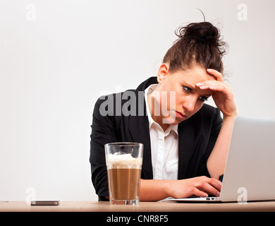 Sottolineato giovani professionisti impegnati con il lavoro di ufficio Foto Stock