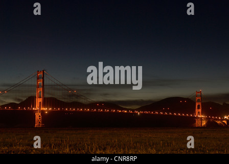 Golden Gate Bridge illuminata di notte Foto Stock