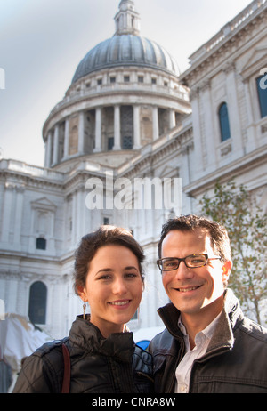 Giovane al di fuori dalla cattedrale di St Paul Foto Stock