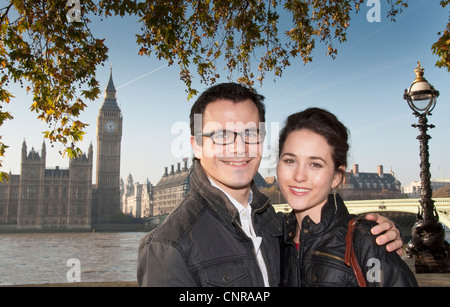 Giovane al di fuori del Palazzo del Parlamento Foto Stock