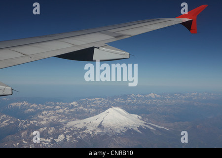 Vista aerea del monte Elbrus (5,642 m) e la grattugia Caucaso, il confine della Russia e Georgia. Foto Stock