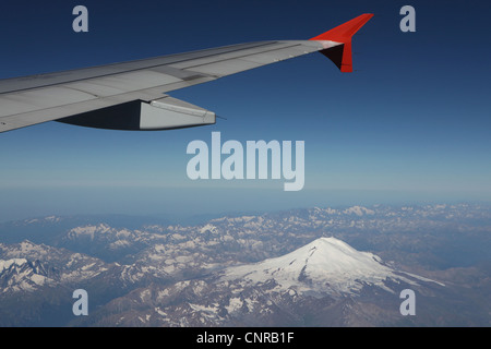 Vista aerea del monte Elbrus (5,642 m) e la grattugia Caucaso, il confine della Russia e Georgia. Foto Stock