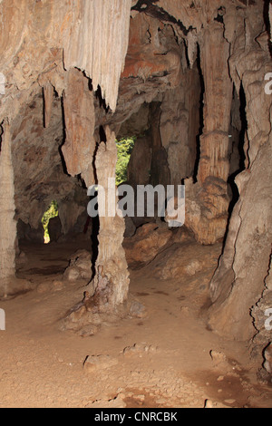 Dripstone cascata, stalattiti e stalagmiti in grotta di stalattiti a Cheow Lan Lake, Thailandia Phuket, Khao Sok NP Foto Stock