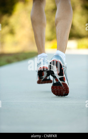 Uomo che cammina, ritagliato vista posteriore Foto Stock