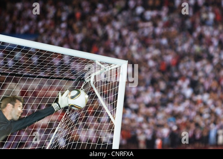 Portiere di calcio diving per bloccare la sfera Foto Stock