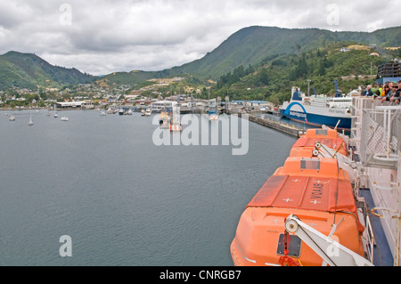 Lo stretto di Cook traghetto e di approcci di Wellington Picton, Isola del Sud, Nuova Zelanda Foto Stock