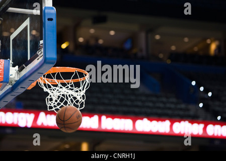 Basket in hoop, movimento sfocato Foto Stock